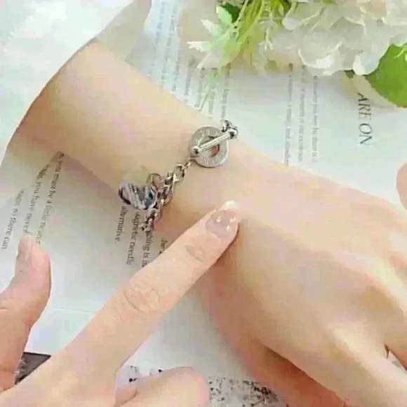 Engraved Heart Charm Bracelet: Stylish Sterling Silver 925 Chain Bracelet - Picture 2 of 3